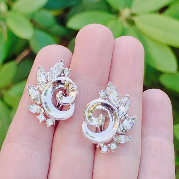 Vintage Signed Crown Trifari Mid Century Silver Tone Rhinestone Clip On Earrings - Picture 2 of 11